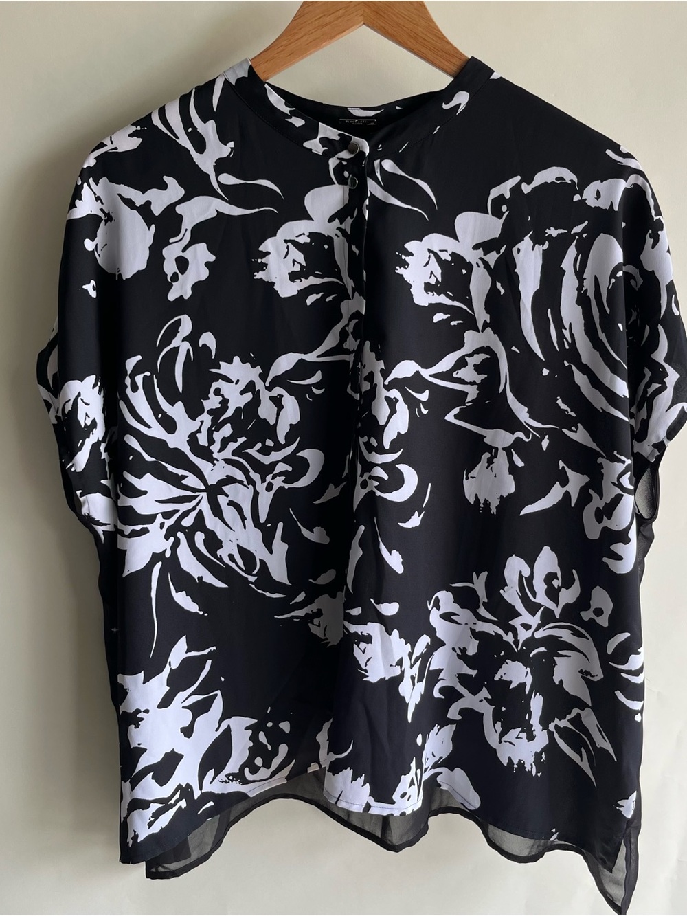 Chicos black label blouse sheer back sz med black white floral print popover euc